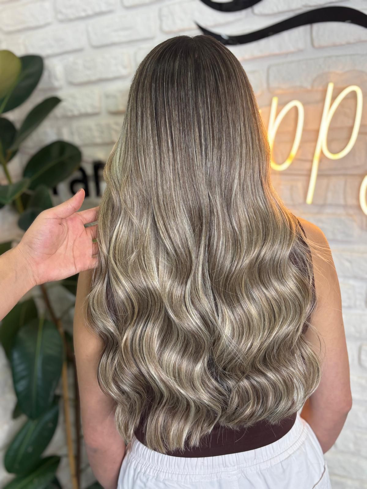 Kahve kökten küllü sarıya geçen ombre dalga — Akın Yaman Hair Design