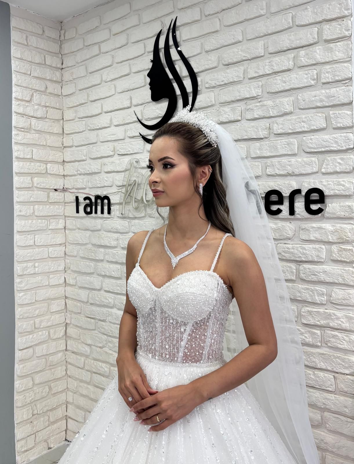 Taç ve duvakla toplu gelin saçı — Akın Yaman Hair Design