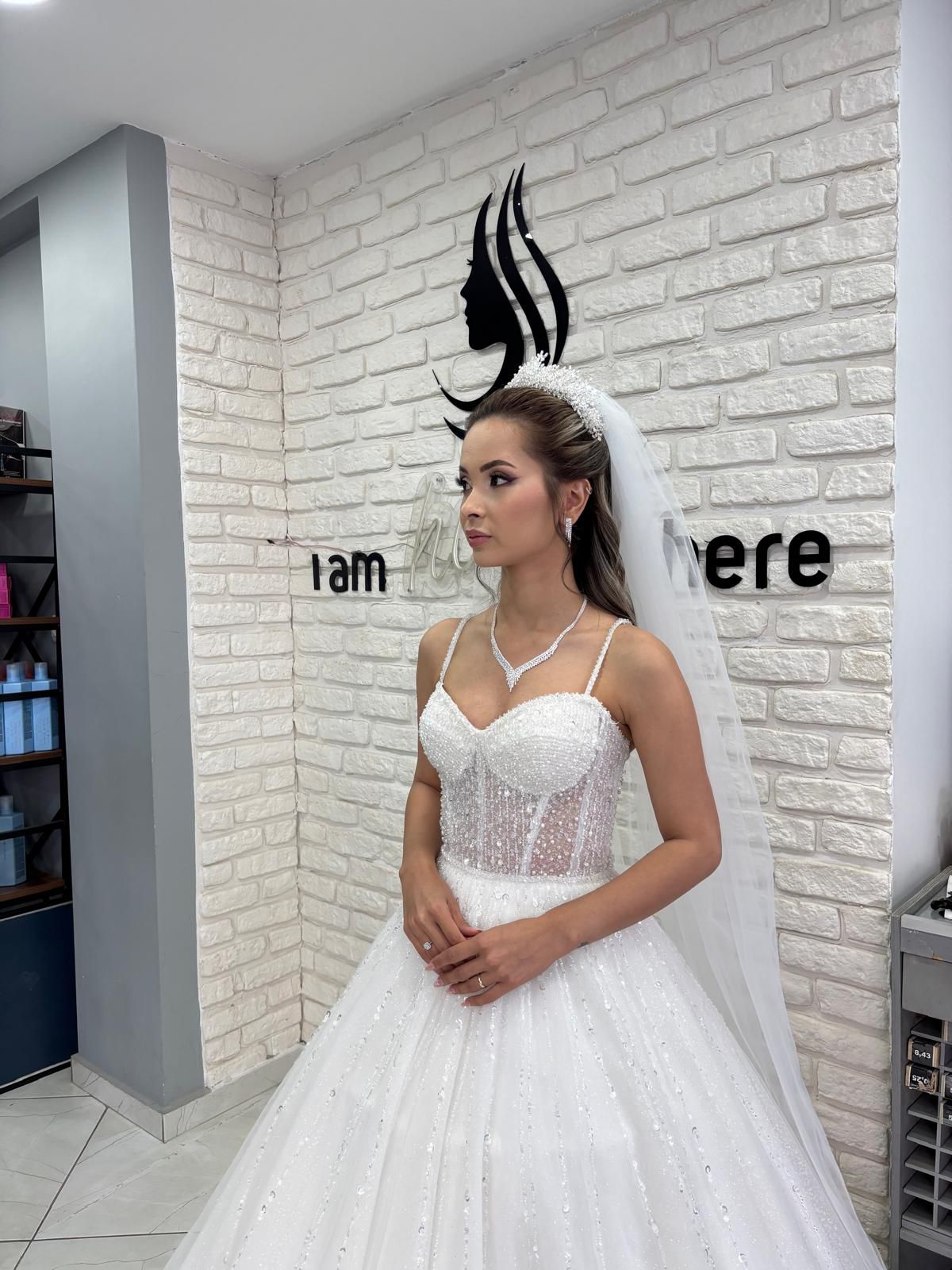 Taçlı toplu gelin saçı ve uzun duvak — Akın Yaman Hair Design