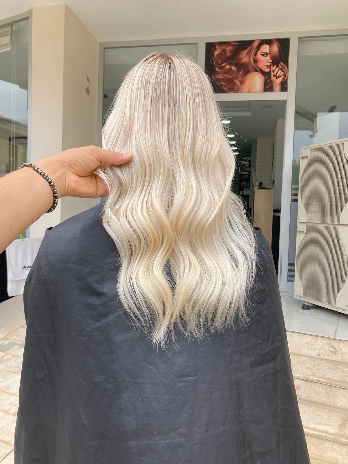 Platin sarı uzun dalgalı saç — Akın Yaman Hair Design