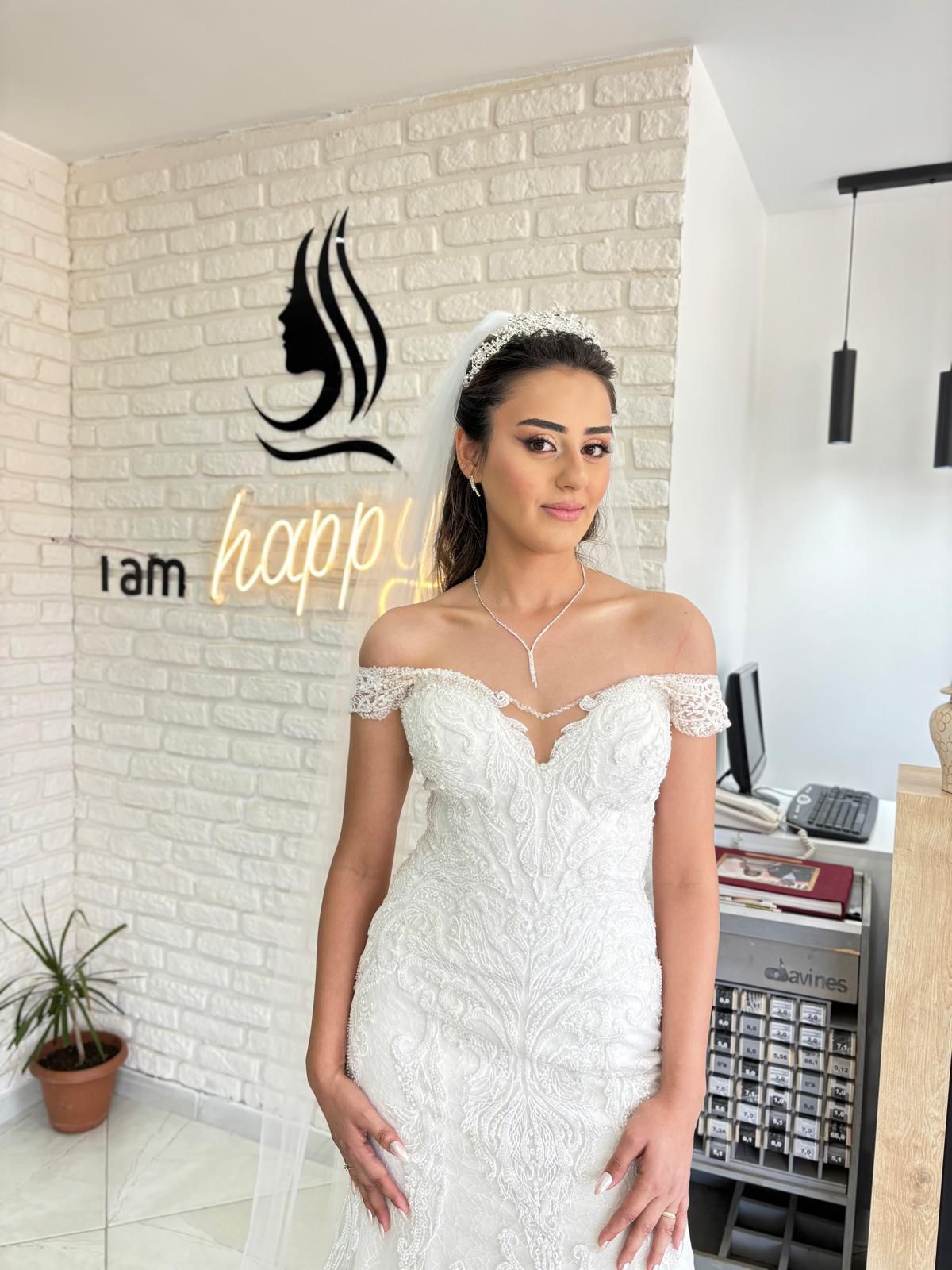 Duvaklı gelin, dantel gelinlik ve toplu saç — Akın Yaman Hair Design