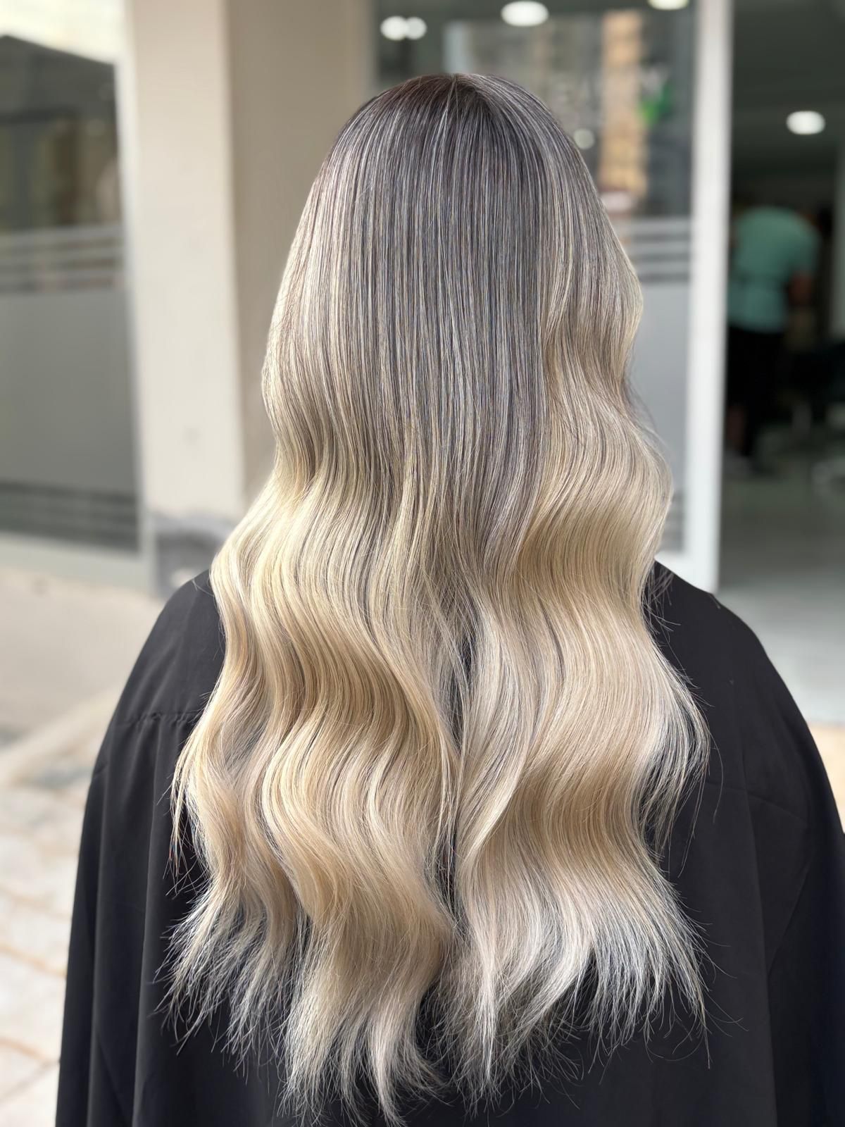 Sarı tonlarda ombre ve dalgalı şekillendirme — Akın Yaman Hair Design