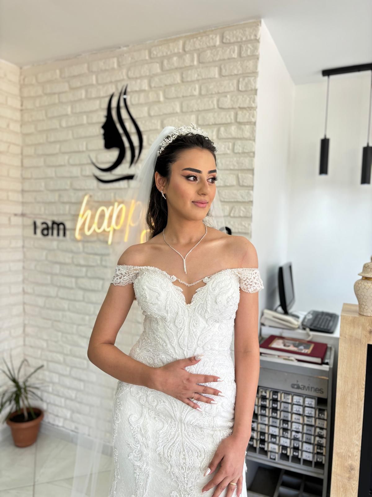 Dantel gelinlikli gelin, yandan görünüm — Akın Yaman Hair Design