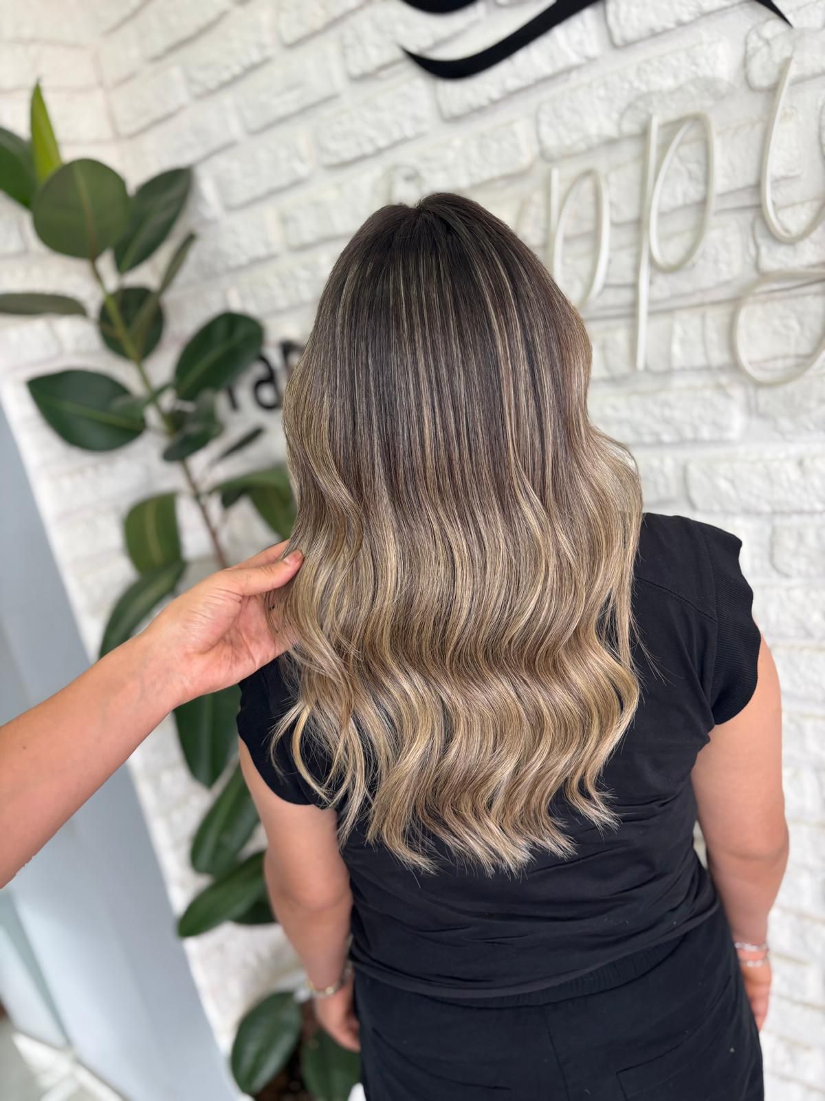 Bronz tonlarda balayaj ve dalgalı şekillendirme — Akın Yaman Hair Design
