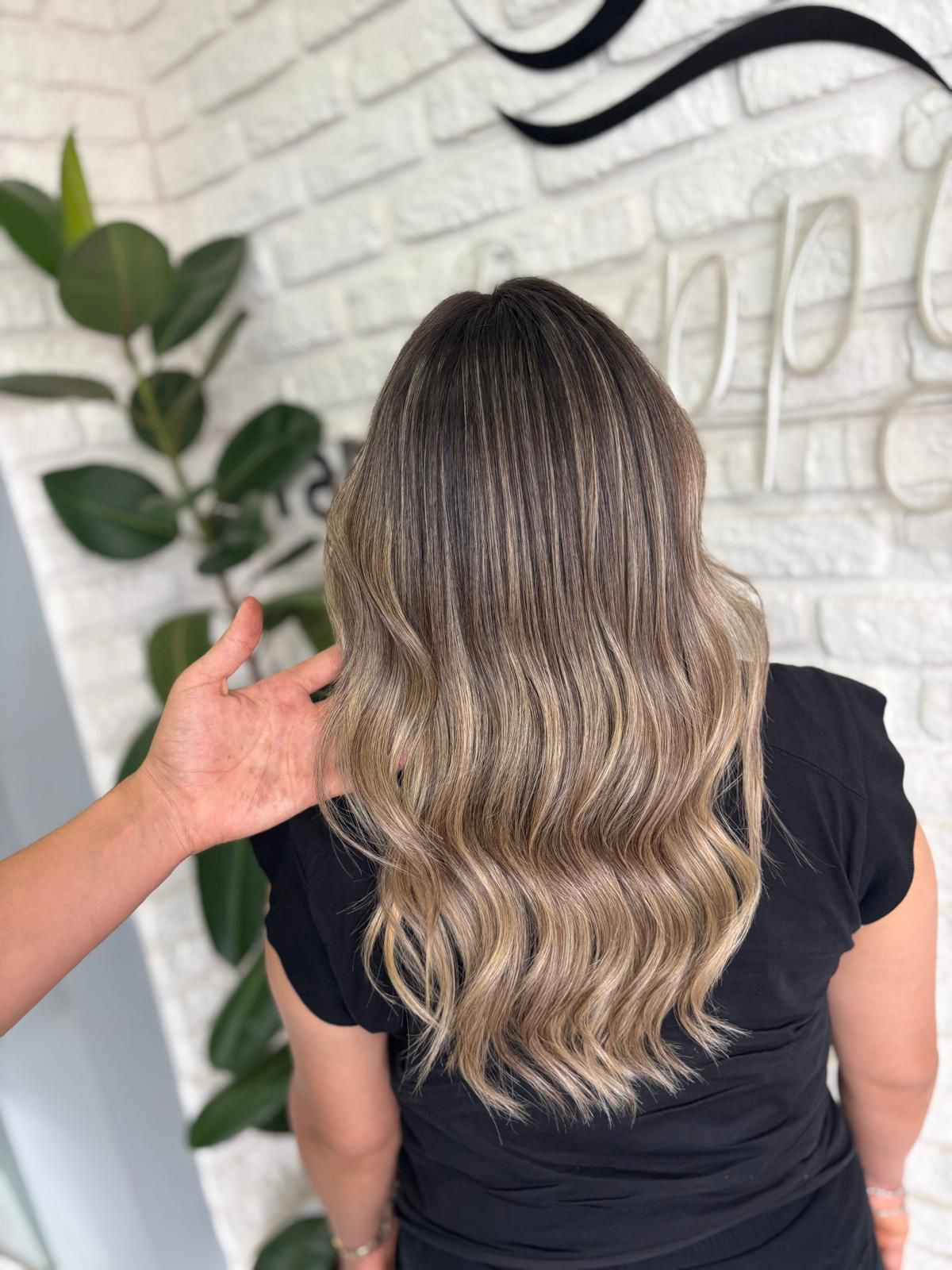 Balayaj sonrası hacimli dalgalı şekillendirme — Akın Yaman Hair Design